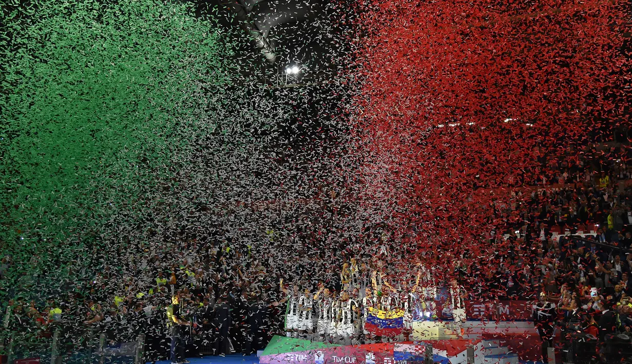 Para pemain Juventus merayakan gelar juara Coppa Italia usai mengalahkan Lazio 2-0 di stadion Olimpico, Roma, (18/5). Juventus telah meraih 12 gelar Piala Coppa Italia. (AFP Photo/Andreas Solaro)