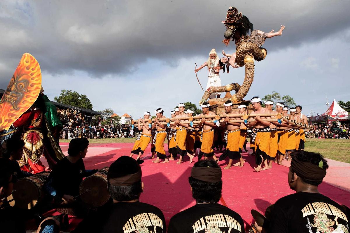 FOTO: Pawai Ogoh Ogoh Semarakkan Malam Pengerupukan di Denpasar