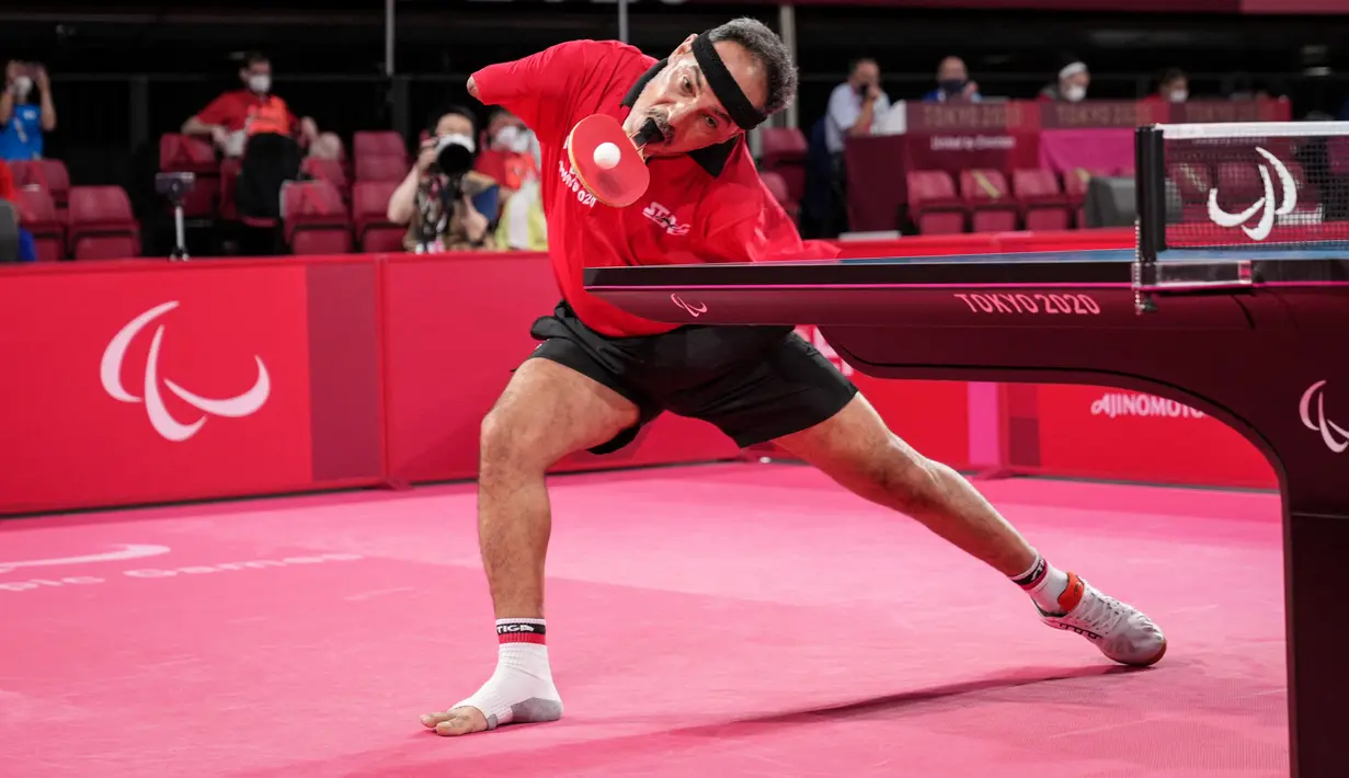 Atlet para-tenis meja Mesir, Ibrahim Elhusseiny Hamadtou mengembalikan bola saat melawan Chao Chen dari China pada laga Group E kelas 6 Tenis Meja Putra Paralimpiade Tokyo 2020 di Tokyo Metropolitan Gymnasium, Jumat (27/8/2021). (Yasuyoshi CHIBA / AFP)