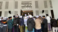 Ribuan jamaah menghadiri saat proses pemakaman Habib Hasan bin Ja'far Assegaf di pemakaman keluarga komplek Masjid Nurul Musthofa, Cilodong, Depok. (Liputan6.com/Dicky Agung Prihanto)