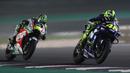 Pembalap Movistar Yamaha Valentino Rossi memacu motornya saat mengikuti balapan MotoGP Qatar 2018 di Sirkuit Internasional Losail (18/3). Dalam seri pembuka ini Valentino Rossi  hanya berada di peringkat tiga. (AFP Photo/Karim Jaafar)