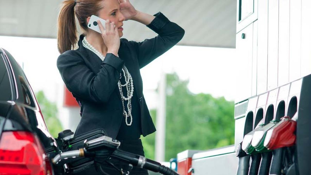 Dilarang menggunakan handphone saat mengisi bahan bakar (scienceabc.com)