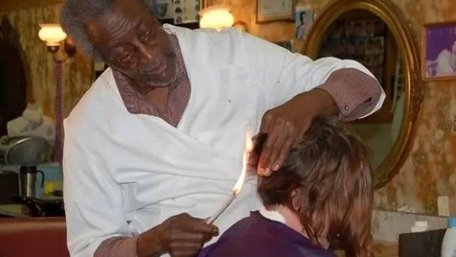 7 Potret Orang Cukur Rambut Pakai Alat Anti-Mainstream Ini Bikin Ngeri