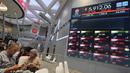 Pada pembukaan pasar usai libur Lebaran 2025, pada Selasa (8/4/2025), saham-saham Indonesia merosot lebih dari sembilan persen ke level 5.912. (BAY ISMOYO/AFP)