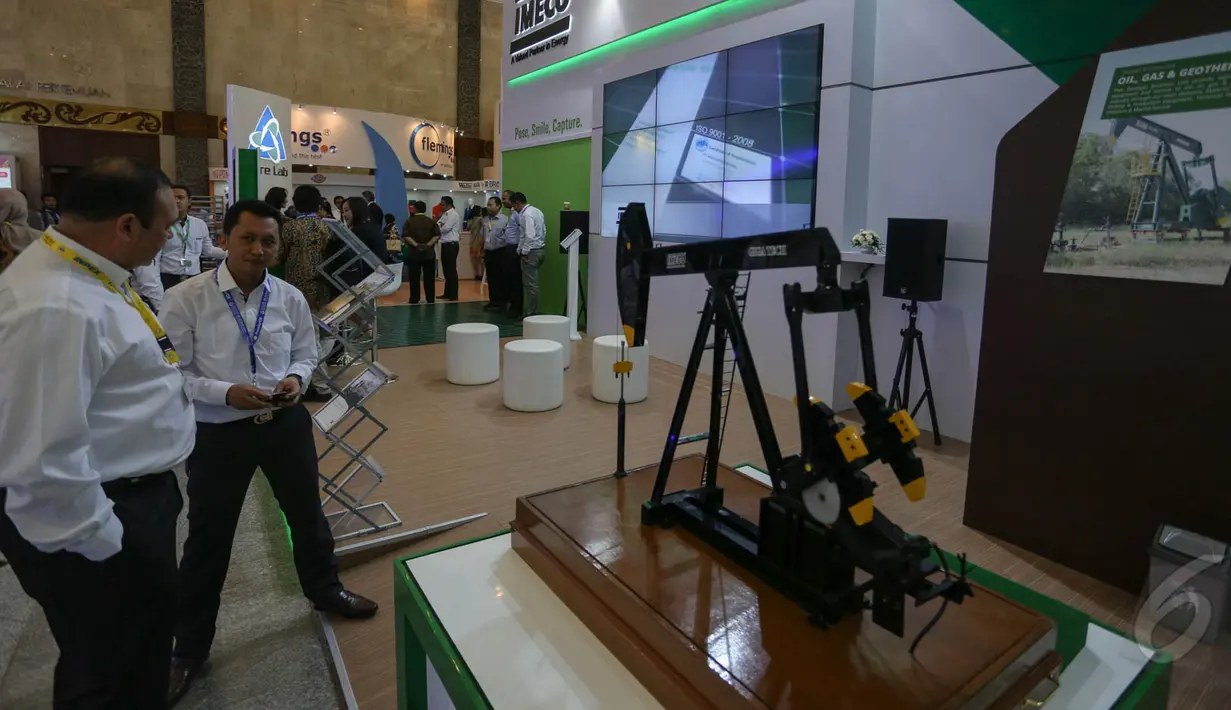 Sebuah miniatur alat pengeboran minyak dipamerkan saat pameran Indonesian Petroleum Association di Jakarta Convention Center, Jakarta, Rabu (20/5/2015). (Liputan6.com/Faizal Fanani)