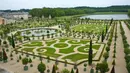 Versailles adalah taman yang memiliki luas 800 hektar yang pernah menjadi kerajaan Domaine de Versailles. terdapat banyak sekali hal indah di taman bergaya klasik Perancis yang disempurnakan oleh Andre Le Notre. (www.patriciapetr.us)