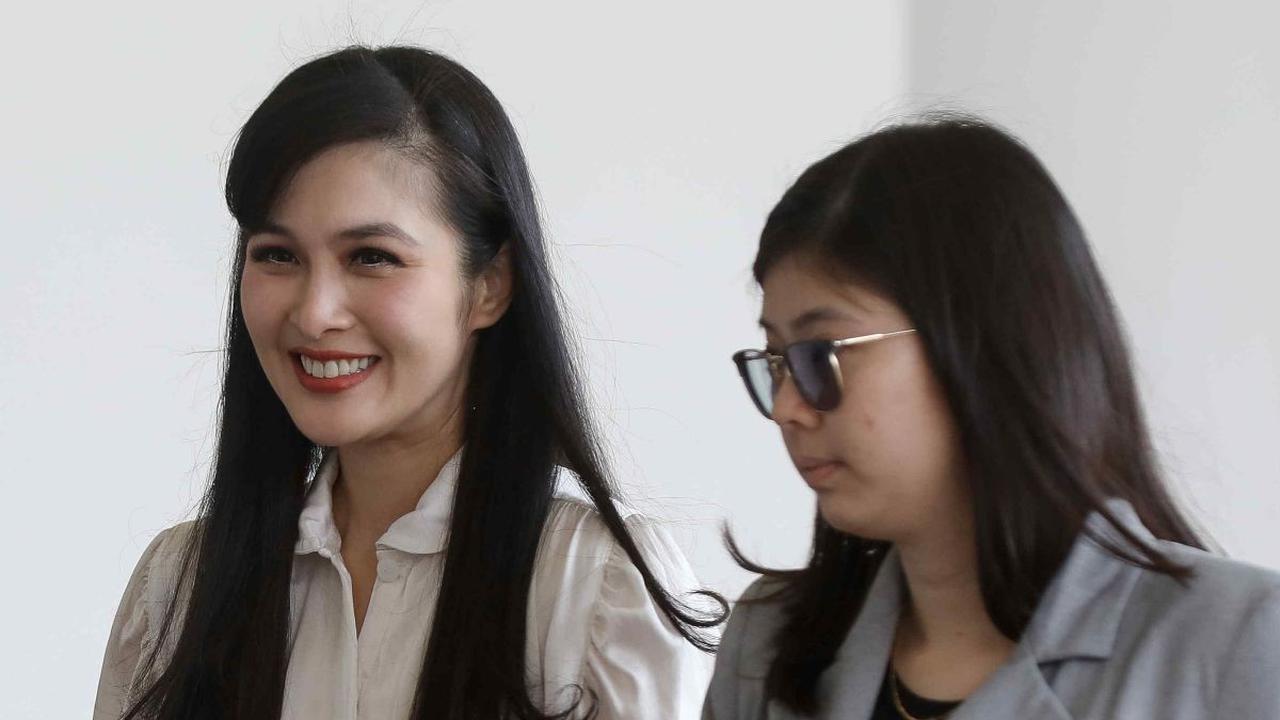 Aktris Sandra Dewi tiba di&nbsp;tiba Gedung Kejaksaan Agung (Kejagung), Jakarta, Kamis (4/4/2024). Kedatangan Sandra Dewi tersebut untuk memenuhi panggilan Kejagung atas kasus dugaan korupsi dalam tata niaga komoditas timah wilayah Izin Usaha Pertambangan