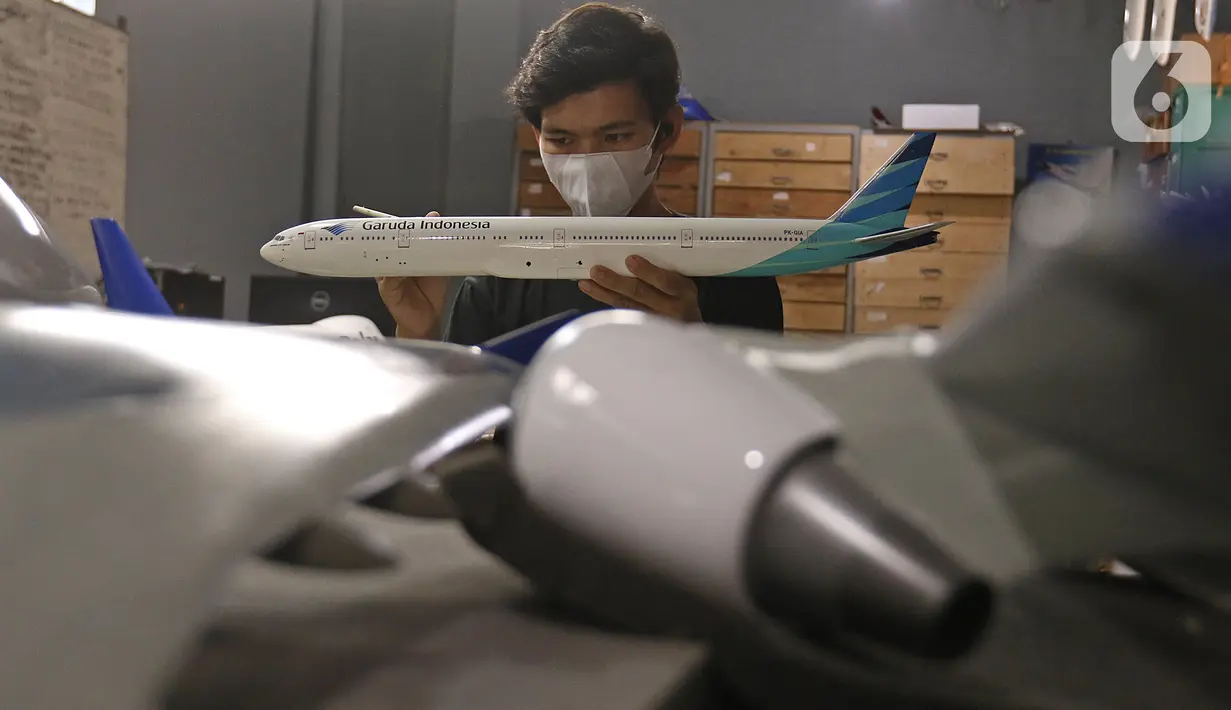 Pekerja menyelesaikan pembuatan miniatur pesawat di workshop Anglo Indonesian Aircraft Models di Cibinong, Kabupaten Bogor, Kamis (15/10/2020). Produk miniatur pesawat buatan Anglo Indonesian Aircraft Models ini telah diekspor ke beberapa negara. (Liputan6.com/Herman Zakharia)
