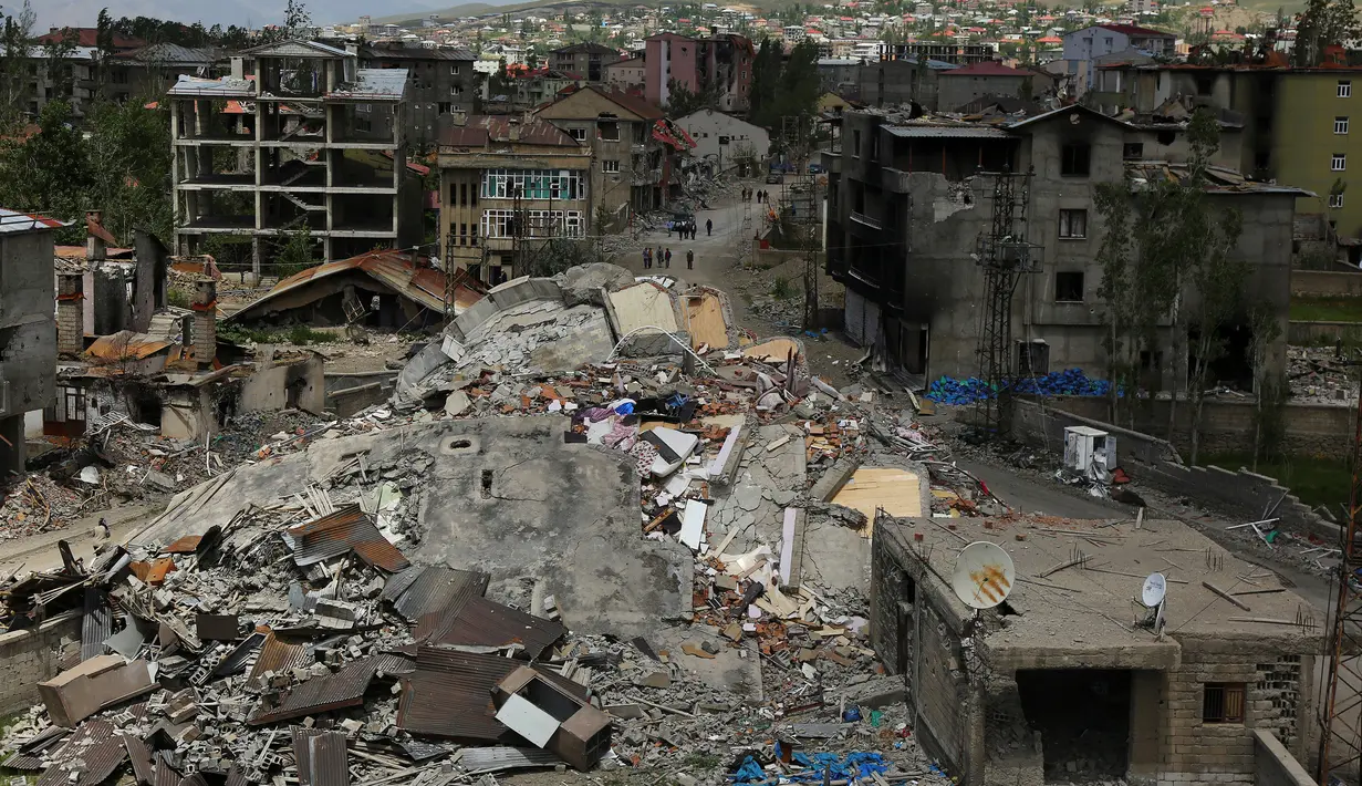 Sejumlah bangunan rusak dan hancur akibat bentrokan antara pasukan keamanan Turki dan gerilyawan Kurdi di Yuksekova, provinsi tenggara Hakkari , Turki , 30 Mei 2016. (REUTERS / Sertac kayar)