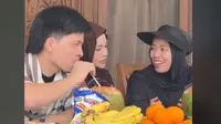 Dikunjungi Menantu dan Cucu, Sajian yang Disuguhkan Keuarga Gen Halilintar Jadi Sorotan.&nbsp; foto: TikTok @genhalilintar