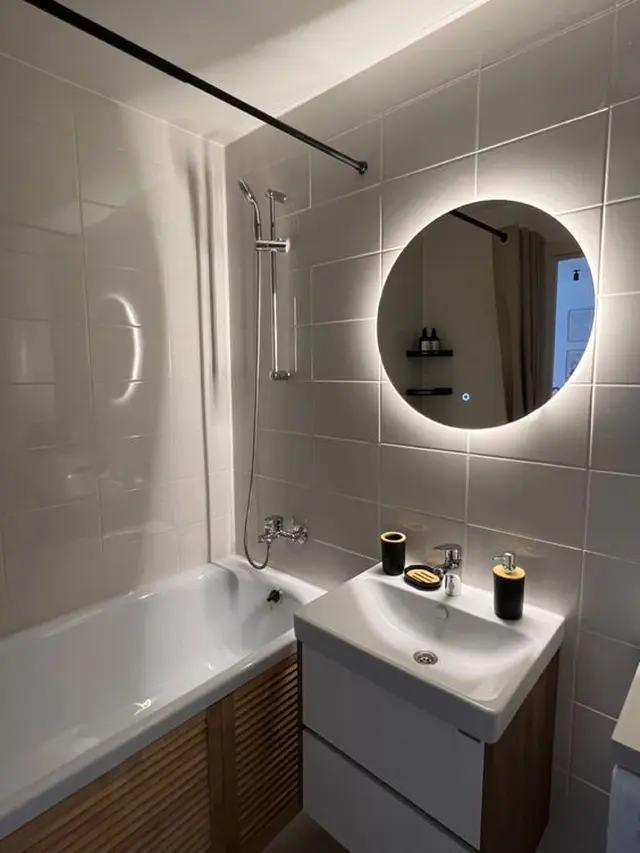 Kamar Mandi dengan Shower dan Bathtub
