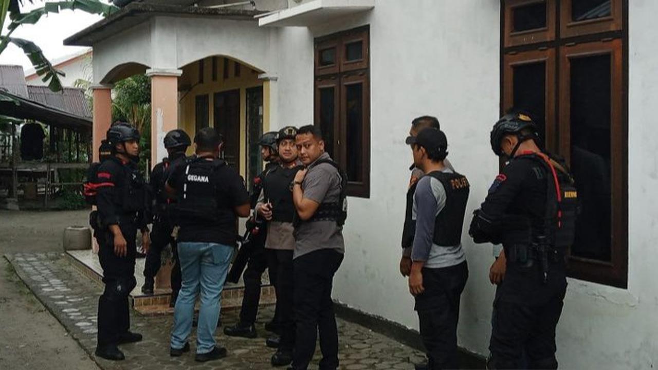Bak Film Hollywood, Rumah Persembunyian Disergap Dilempar Gas Air Mata, Pecatan TNI Lolos Hilang Tanpa Jejak