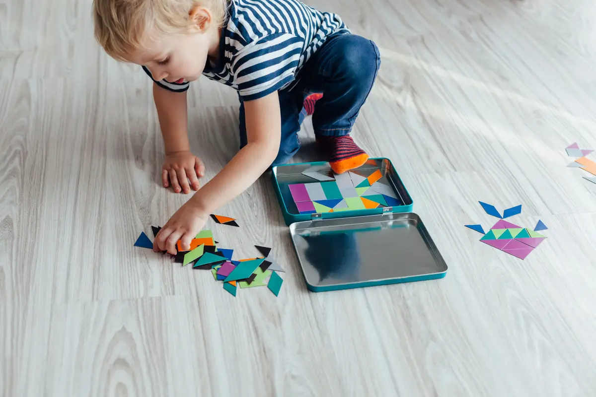 Anak main di lantai (iStock)