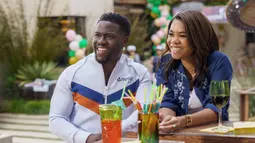 Gambar yang dirilis oleh Netflix ini menunjukkan Kevin Hart dan Regina Hall dalam adegan film Me Time. Film Me Time dirilis pada tanggal 26 Agustus 2022 dan tayang di platform streaming Netflix. (Saeed Adyani/Netflix via AP)