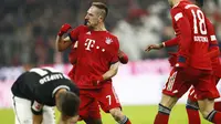 Gelandang Bayern Munich, Franck Ribery, melakukan selebrasi usai membobol gawang RB Leipzig pada laga Bundesliga di Allianz Arena, Kamis (20/12). Bayern Munich menang 1-0 atas RB Leipzig. (AP/Matthias Schrader)