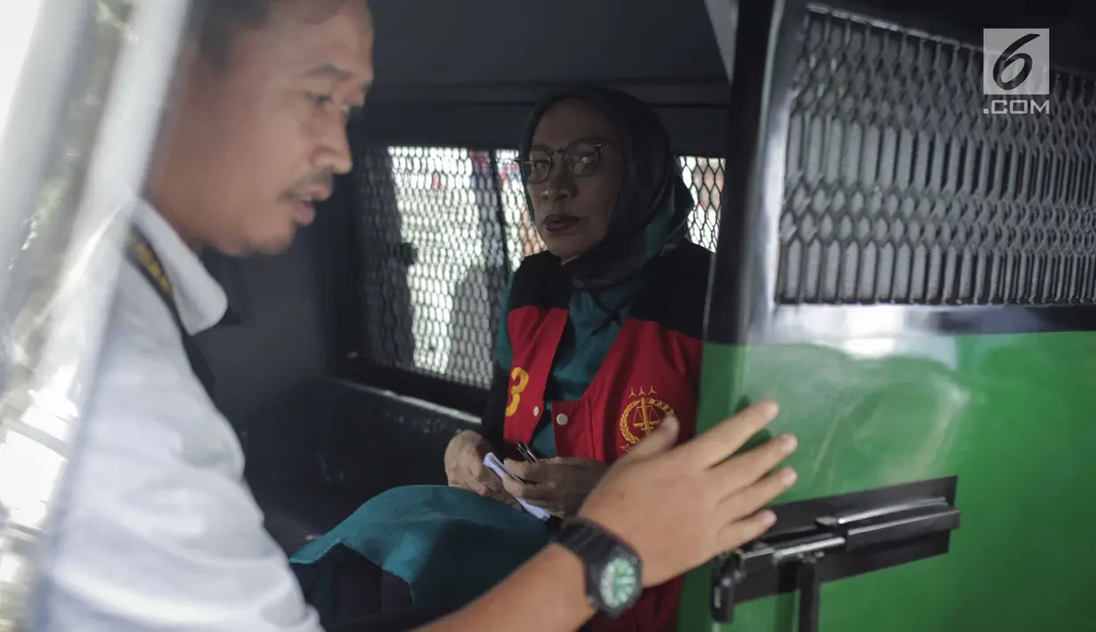 Terdakwa kasus dugaan penyebaran berita bohong, Ratna Sarumpaet berada di mobil tahanan usai sidang lanjutan di PN Jakarta Selatan, Selasa (19/3). Ratna Sarumpaet menjalani sidang beragendakan pembacaan putusan sela. (Liputan6.com/Faizal Fanani)