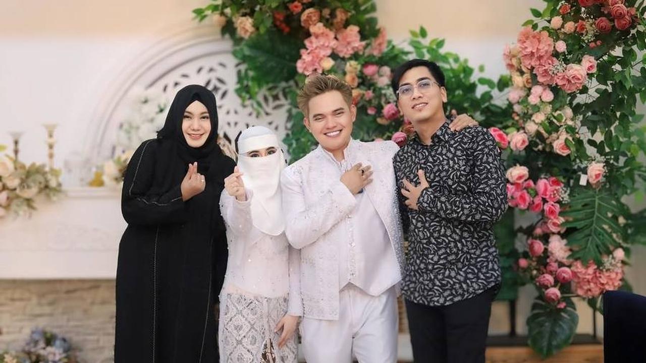 Pernikahan ulang Dodhy dan Ayu digelar pada 5 Oktober 2024, menandai awal baru bagi mereka setelah rujuk.<br><br>