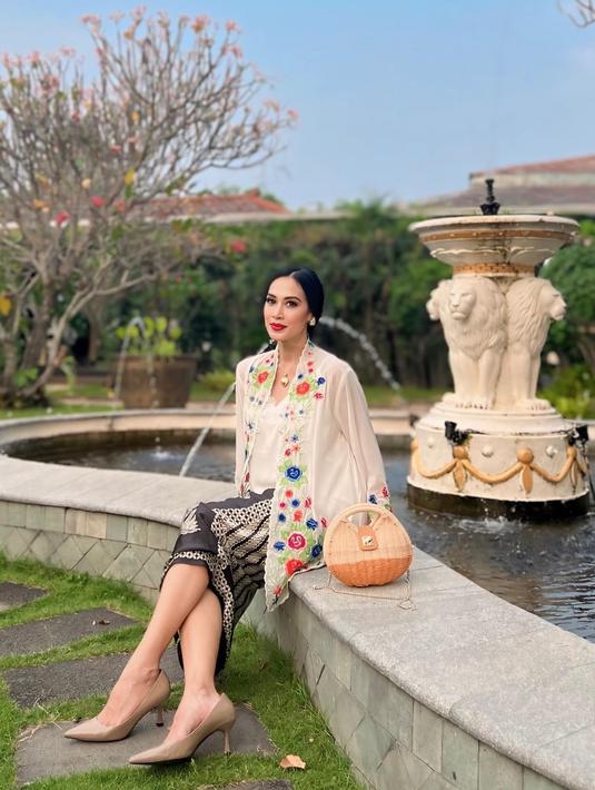 Beberapa hari lalu, Diah Permatasari menikmati liburan ke Prancis dan Italia bersama sahabat. Setelah dari Eropa, ia langung berkunjung ke rumah ibundanya untuk melepas momen rindu di kota kelahirannya. (Liputan6.com/IG/@dps_diahpermatasari)