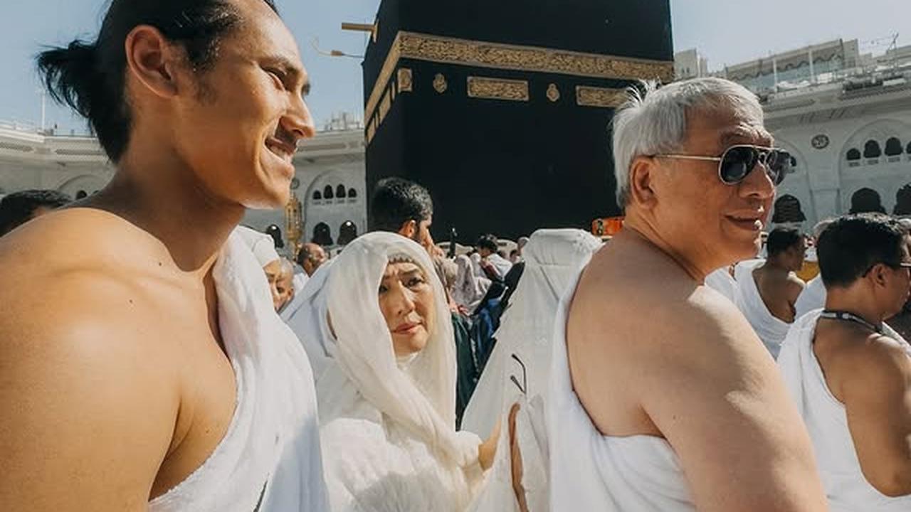 Dikira Non-Muslim, 7 Potret Sean Gelael Jalankan Ibadah Umrah Bersama Keluarga - Tampil dengan Rambut Gondrong