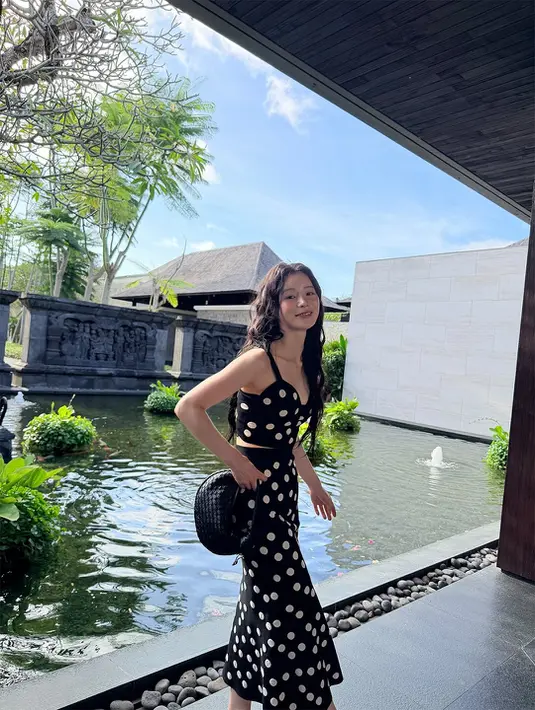 Menariknya, bukan gaya glamor yang mencuri perhatian, melainkan penampilan bare face sang aktris yang terlihat segar dan natural sepanjang liburan. Serial My Royal Nemesis sendiri sukses meraih popularitas tinggi dan sempat menduduki peringkat teratas Netflix secara global berkat kisah fantasi romantis yang dibintanginya bersama Heo Nam-jun. [@limjjy2].