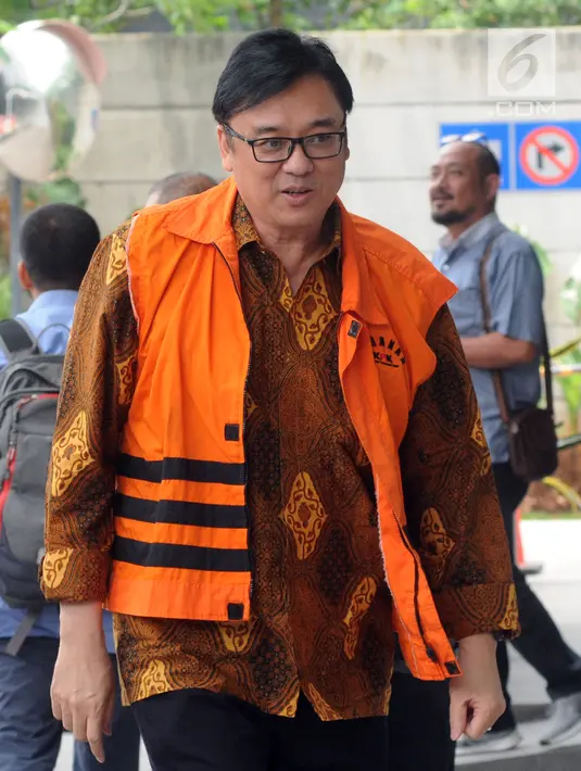 Direktur Operasional Lippo Group Billy Sindoro tiba di Gedung KPK, Jakarta, Senin (6/11). Billy memakai rompi tahanan dan dikawal petugas. (Merdeka.com/Dwi Narwoko)