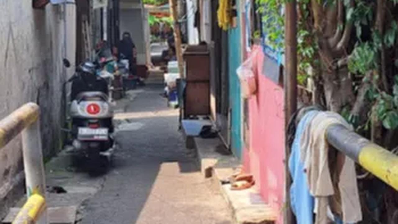 Rumah Yos awalnya hanya selokan yang diubah jadi tempat tinggal.