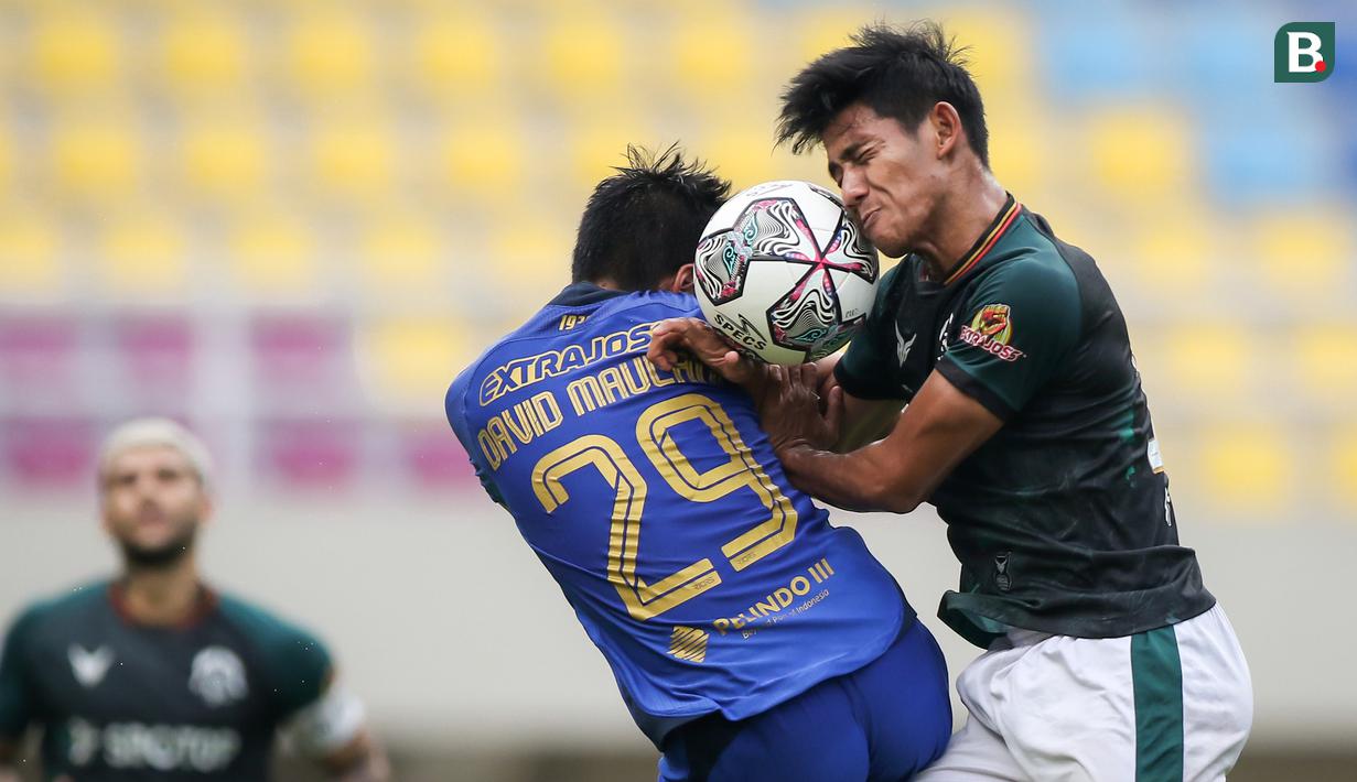 Pemain Persikabo 1973, Firza Andika (kanan) berebut bola dengan pemain PSIS Semarang, Septian David Maulana dalam laga pekan ke-12 BRI Liga 1 2021/2022 di Stadion Manahan, Solo, Kamis (18/11/2021). (Bola.com/Bagaskara Lazuardi)