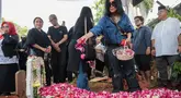Penyanyi rock senior Atiek CB menghadiri prosesi pemakaman musisi sekaligus pelatih vokal ternama Indonesia, Doddy Katamsi, di TPU Komplek Hankam Pangkalan Jati, Pondok Labu, Jakarta Selatan, Jumat (16/10/2026). Atiek tampak berduka atas kepergian sahabatnya yang dikenal sebagai mantan vokalis band rock legendaris Elpamas. Ia mengenang Doddy sebagai salah satu pelatih vokal terbaik (the best vocal coach) yang memiliki energi luar biasa serta semangat bermusik tinggi hingga akhir hayatnya. Prosesi pemakaman berlangsung khidmat dan penuh haru. Putri almarhum, Chika Katamsi, tak kuasa menahan tangis saat jenazah sang ayah dimasukkan ke liang lahat hingga harus dibopong oleh kerabat.