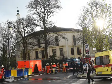 Polisi dan petugas pemadam melakukan pengamanan di Masjid Agung Brussels, Belgia, setelah ditemukan paket berisikan serbuk putih yang dikhawatirkan Anthrax, Kamis (26/11). Petugas juga mengevakuasi 11 orang didekontaminasi. (AFP PHOTO/EMMANUEL Dunand)