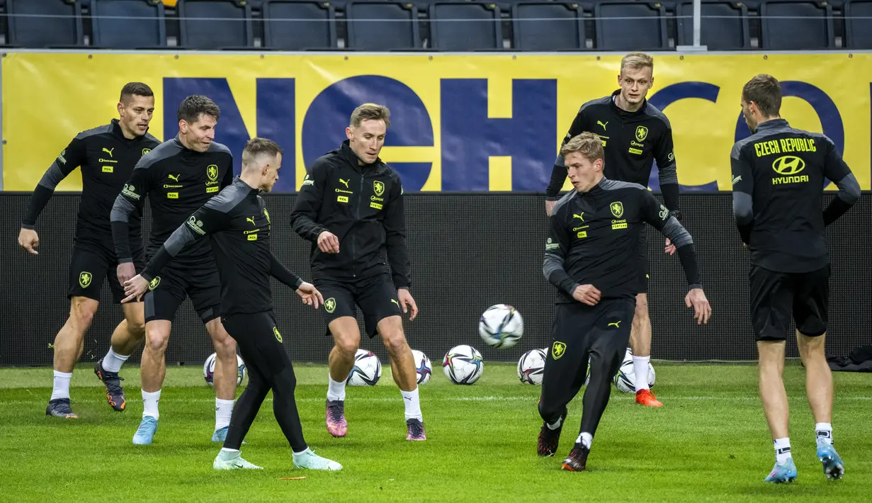 Para pemain Republik Ceko mengikuti sesi latihan  di Friends Arena di Stockholm, Swedia, Rabu (23/3/2022). Republik Ceko akan bertanding melawan tuan rumah Swedia pada play-off Piala Dunia 2022 di Friends Arena. (Claudio Bresciani/TT via AP)