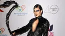 <p>Vanessa Hudgens menghadiri Pesta Halloween "Thriller Night" yang diselenggarakan oleh Prince Michael Jackson di Jackson Family Home, Encino, California, Amerika Serikat, 28 Oktober 2022. Vanessa Hudgens menata rambut hitamnya dengan klimis. (Kevin Winter/Getty Images/AFP)</p>