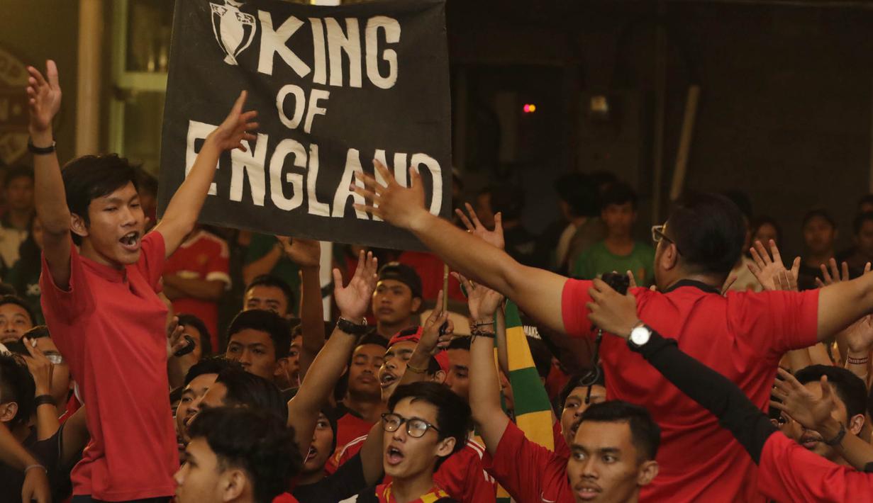 Terus bernyanyi tanpa henti demi mendukung Wayne Rooney dkk yang berlaga menghadapi City. (Bola.com/Vitalis Yogi Trisna)