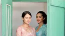 Berbagai macam model kebaya telah dicoba oleh Maudy Ayunda. Kali ini pemain film Malaikat Tanpa Sayap tersebut tampil fresh dengan kebaya modern. Meski terlihat simpel, ia terlihat menawan.(Liputan6.com/IG/@maudyayunda)