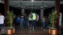 Sejumlah suporter Persib tertahan diluar pintu masuk di hotel Tyara Plaza, Ciamis. Sabtu (9/4/2016). Persib akan melakoni laga segitiga melawan PSGC Ciamis, Minggu (10/4). (Liputan6.com/Helmi Fithriansyah)