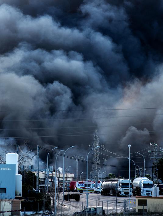 Asap hitam mengepul akibat dari kebakaran yang melanda perusahaan kimia Indukern di kawasan industri Fuente del Jarro, Paterna, Valencia, Spanyol, Rabu (8/2). (AFP PHOTO / Biel Alino)