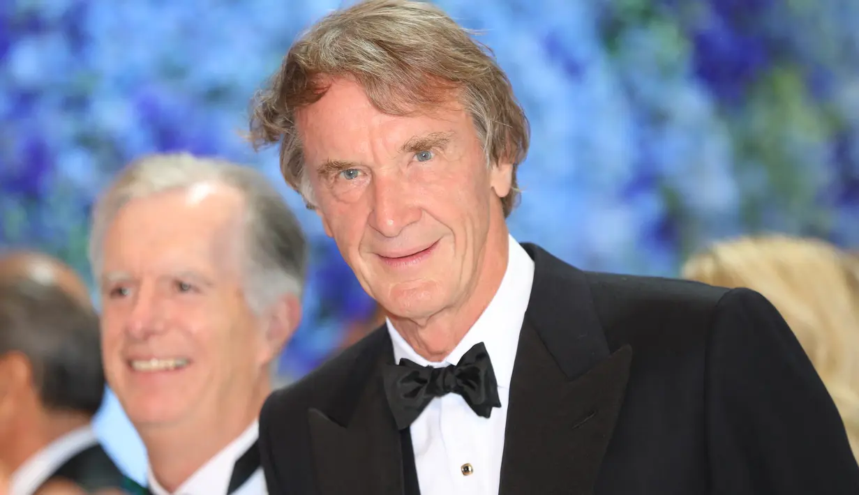 Ketua Grup INEOS Sir Jim Ratcliffe tiba untuk menghadiri Gala Palang Merah tahunan ke-71, di Monako pada 26 Juli 2019. Pria berusia 70 tahun itu resmi mengajukan penawaran untuk mengakuisisi saham mayoritas Manchester United. (AFP/Valery Hache)