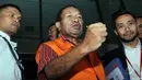 Tersangka mantan kepala Dinas Pertambangan dan Energi Pemprov Papua, Jannes Johan Karubaba, usai diperiksa di gedung KPK di Jakarta, Selasa (19/5/2015). Karubaba mengajak wartawan untuk menyanyikan lagu "Bendera Merah Putih" (Liputan6.com/Helmi Afandi)