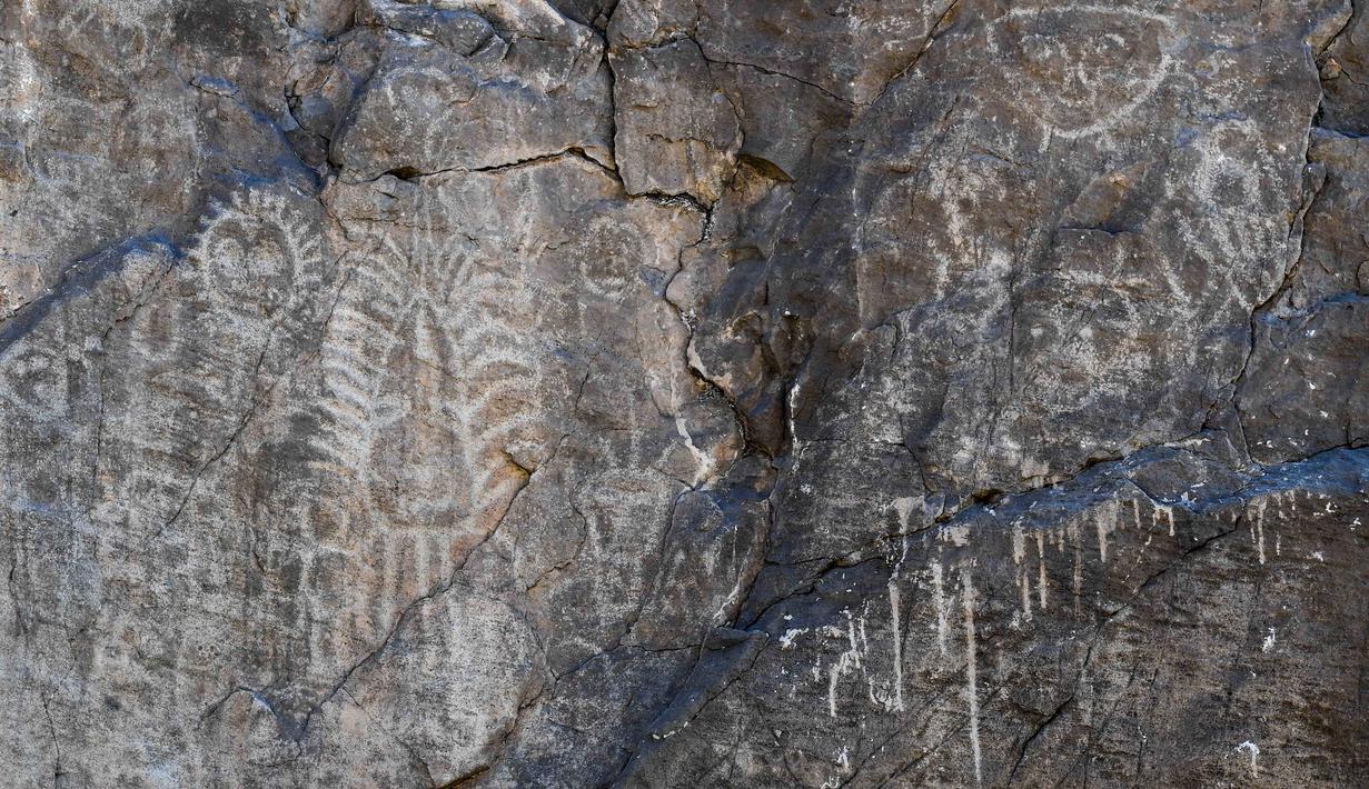 FOTO Meneliti Lukisan  Batu  di Gunung  Zhuozi Global 