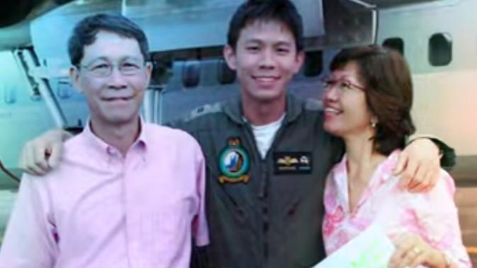 Raphael Leong, pilot yang memberikan kejutan untuk orangtuanya di pesawat. (dok. Screenshot Facebook @JetstarAsiaAirways/Putu Elmira)