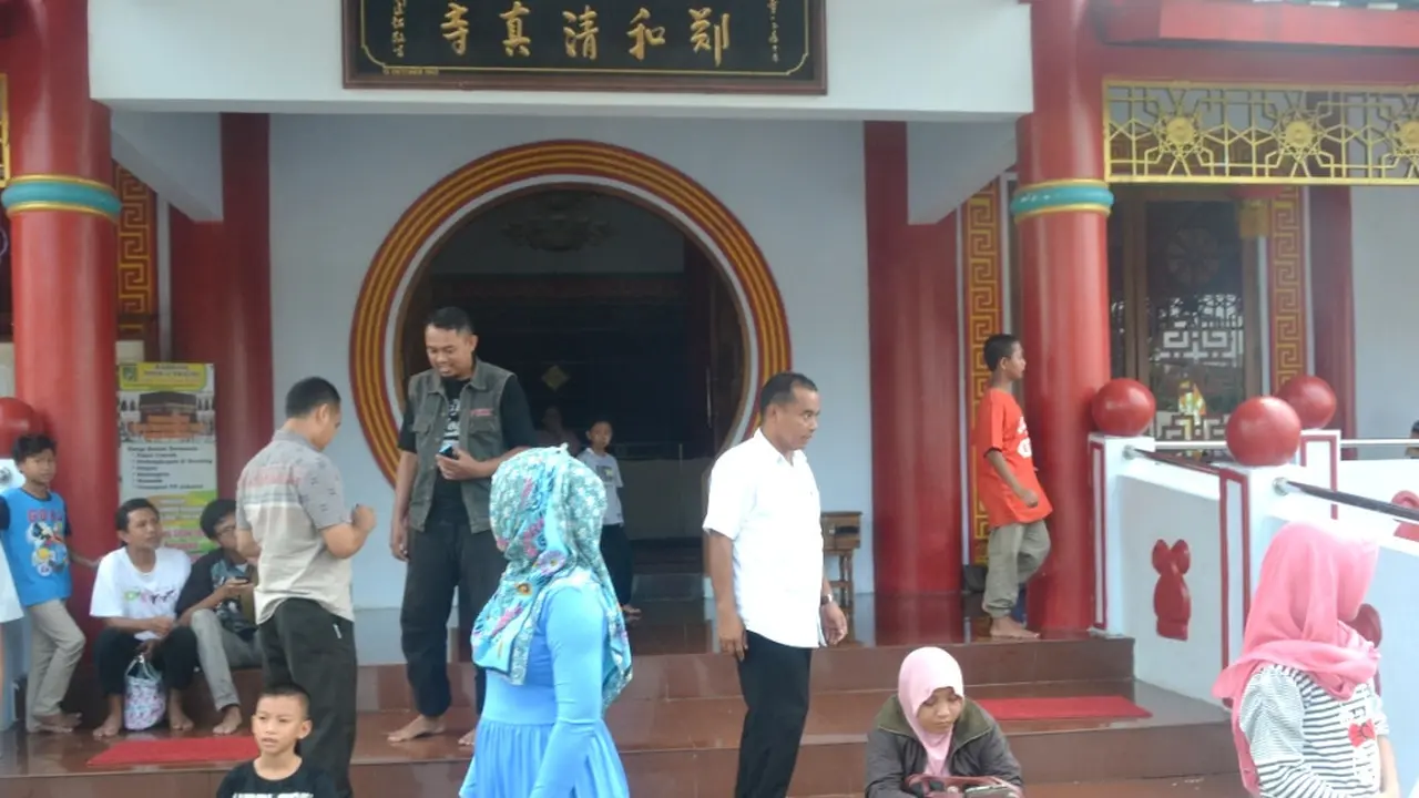 Warga beristirahat dan berfoto-foto di depan pintu utama Masjid Muhammad Cheng Hoo, Purbalingga. (Foto: Liputan6.com/Dinkominfo PBG/Muhamad Ridlo)
