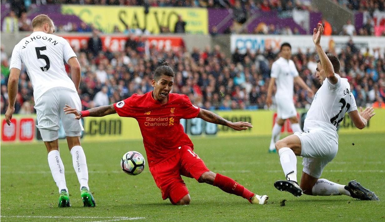 Pemain Swansea City melanggar pemain Liverpool, Roberto Firmino, dalam laga Premier League, di Liberty Stadium, Sabtu (1/10/2016). (Action Images via Reuters/John Sibley)