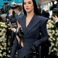 Katy Perry kembali hadir di Met Gala 2025 dengan AI (@themetgalaofficial)