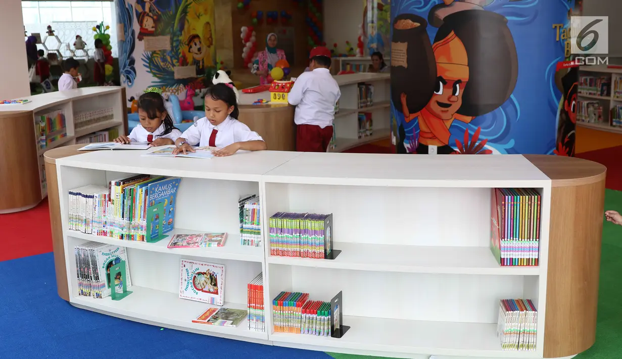 Sejumlah murid SD membaca buku di Perpustakaan Nasional, Jakarta, Kamis (14/9). Perpusnas memiliki ruang pameran, teater, aula 1.000 kursi, ruang telekonferensi, dan ruang diskusi yang dapat digunakan oleh komunitas literasi. (Liputan6.com/Angga Yuniar)