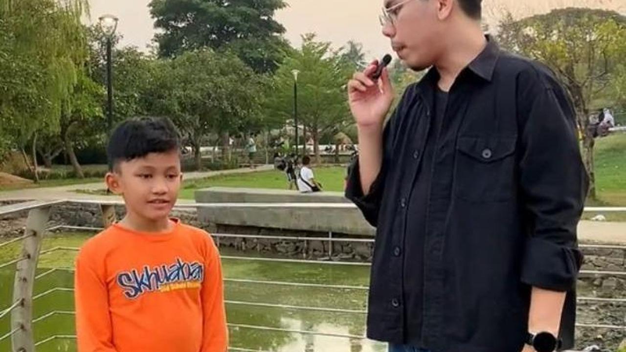 Di awal, seorang pria bertanya "Apa hal yang paling bisa kamu banggakan dalam hidup kamu?" pada seorang anak kecil. Anak ini pun dengan percaya diri menjawab "Aku hafal Al-Qur'an,".