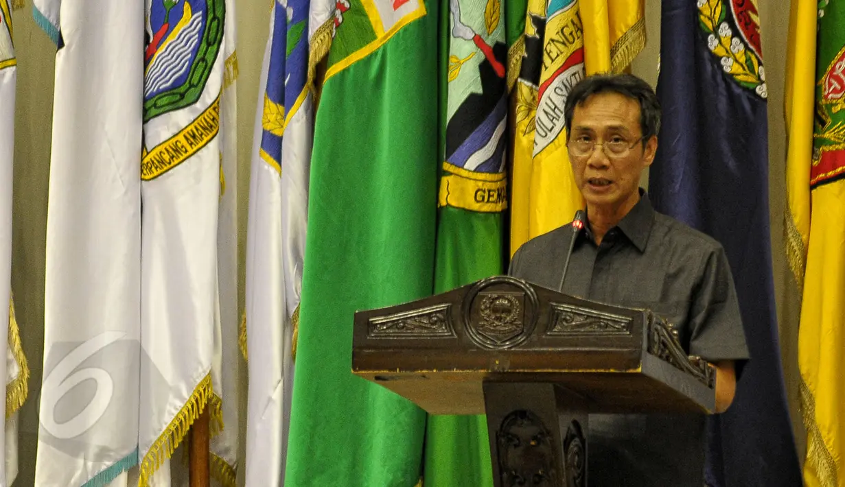 Sekretaris Jenderal Kemendagri Yuswandi A. Tumenggung menyampaikan paparan usai penyerahan Daftar Penduduk Potensial Pemilih Pemilihan (DP4) Pilkada Serentak 2015 di Kemendagri, Jakarta, Rabu (3/6/2015). (Liputan6.com/Yoppy Renato)