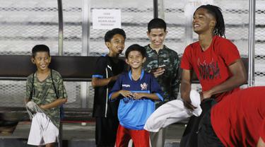 Foto: Momen Penggawa Timnas Indonesia U-19 Diserbu Fans Cilik, Ronaldo Kwateh Sang Idola Baru
