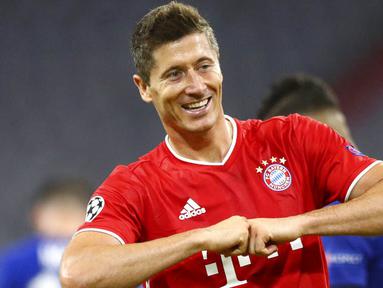 Pemain Bayern Munchen, Robert Lewandowski, melakukan selebrasi usai membobol gawang Chelsea pada laga Liga Champions di Allianz Arena, Sabtu (8/8/2020). Bayern Munchen menang 4-1 atas Chelsea. (AP/Matthias Schrader)