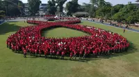 Lebih dari 4 ribu orang membentuk formasi pita merah sebagai simbol AIDS jelang Hari AIDS Sedunia. (Foto: Humas Kemenkes)