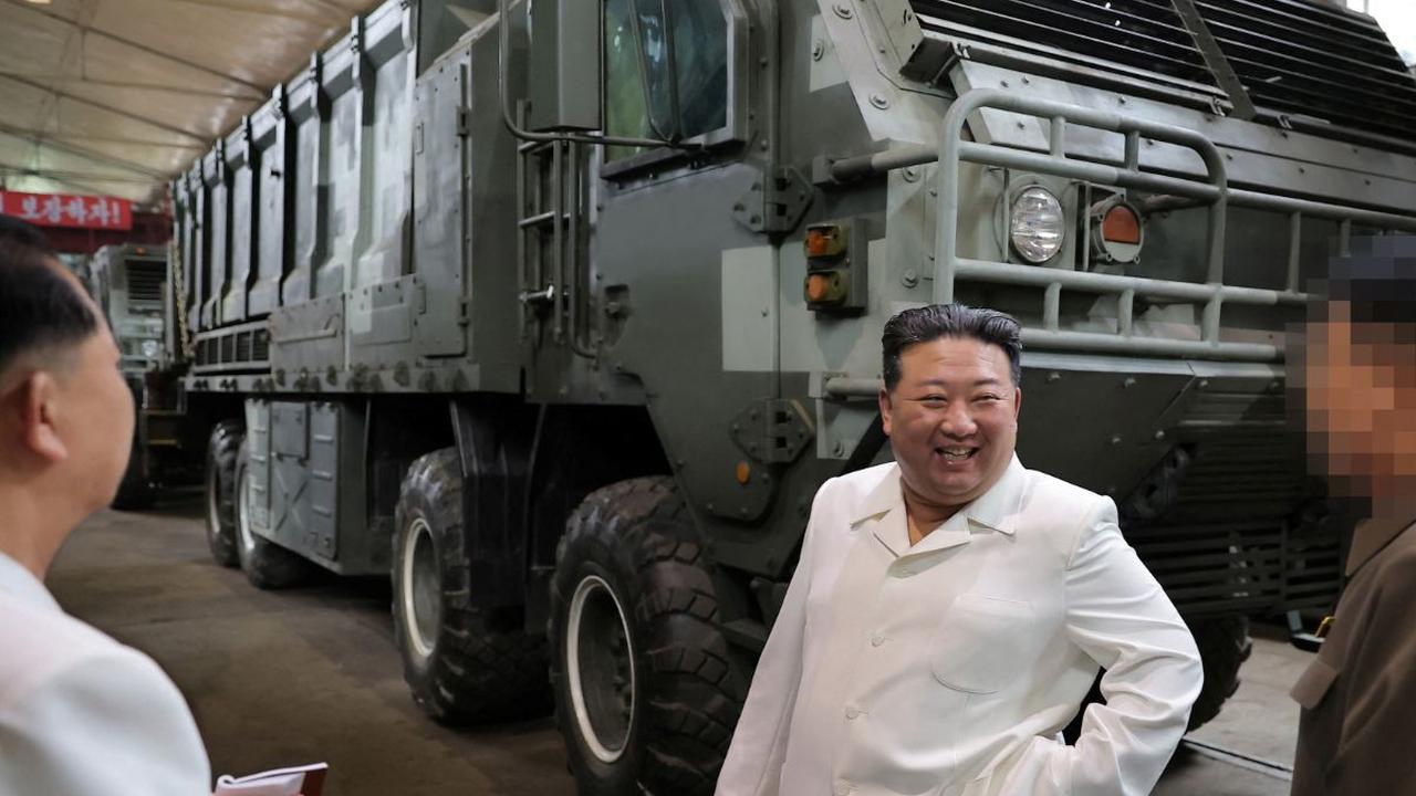 Kantor berita pusat Korea Utara KCNA kembali meliris aktivitas Kim Jong-un pada Senin (14/8/2023).

Dalam aktivitasnya, pemimpin Korea Utara itu sempat mencoba beberapa kendaraan tempur saat berkunjung ke pabrik amunisi penting di lokasi rahasia di Kore