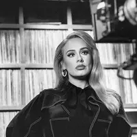 Adele tampil modis saat bercerita tentang album baru (Burberry)